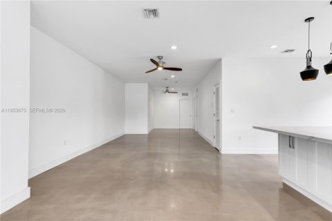 Casa en venta en Miami, Florida, 4 dormitorios, 218.51 m2 № 2153275 - foto 6