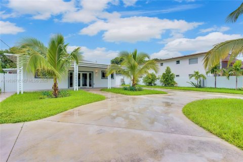 Casa en venta en Miami, Florida, 4 dormitorios, 218.51 m2 № 2153275 - foto 2