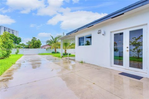 Casa en venta en Miami, Florida, 4 dormitorios, 218.51 m2 № 2153275 - foto 4