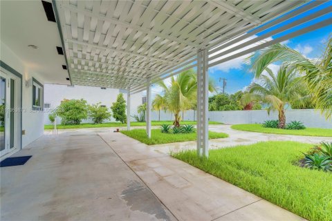 Casa en venta en Miami, Florida, 4 dormitorios, 218.51 m2 № 2153275 - foto 26