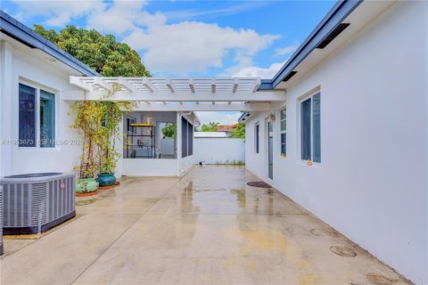 Casa en venta en Miami, Florida, 4 dormitorios, 218.51 m2 № 2153275 - foto 27