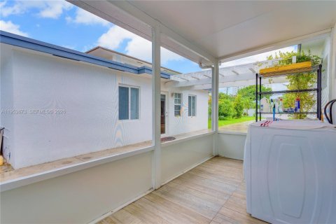 Casa en venta en Miami, Florida, 4 dormitorios, 218.51 m2 № 2153275 - foto 28