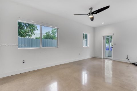 Casa en venta en Miami, Florida, 4 dormitorios, 218.51 m2 № 2153275 - foto 19