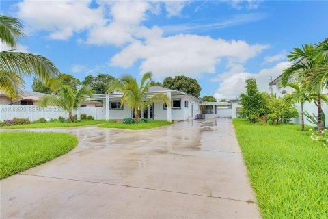 Casa en venta en Miami, Florida, 4 dormitorios, 218.51 m2 № 2153275 - foto 24