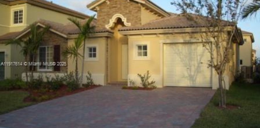 Casa en Cutler Bay, Florida 3 dormitorios, 162.49 m2 № 1973872