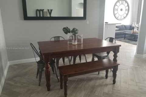 Casa en alquiler en Cutler Bay, Florida, 3 dormitorios, 162.49 m2 № 1973872 - foto 3