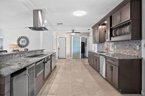 House in Fort Myers, Florida 3 bedrooms, 210.7 sq.m. № 2212663 - photo 6