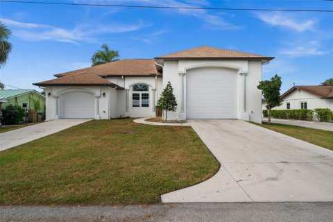 House in Fort Myers, Florida 3 bedrooms, 210.7 sq.m. № 2212663 - photo 4