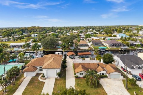 House in Fort Myers, Florida 3 bedrooms, 210.7 sq.m. № 2212663 - photo 2