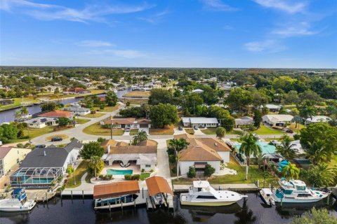 House in Fort Myers, Florida 3 bedrooms, 210.7 sq.m. № 2212663