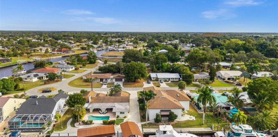 House in Fort Myers, Florida 3 bedrooms, 210.7 sq.m. № 2212663