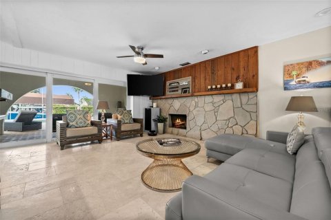 House in Fort Myers, Florida 3 bedrooms, 210.7 sq.m. № 2212663 - photo 14
