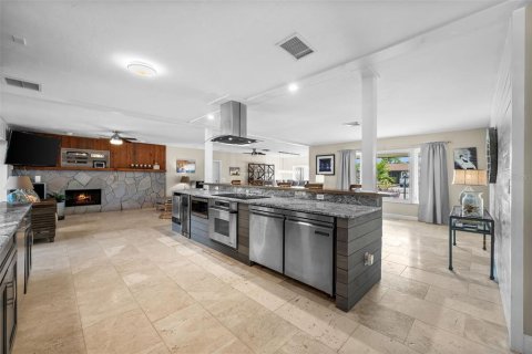 House in Fort Myers, Florida 3 bedrooms, 210.7 sq.m. № 2212663 - photo 8