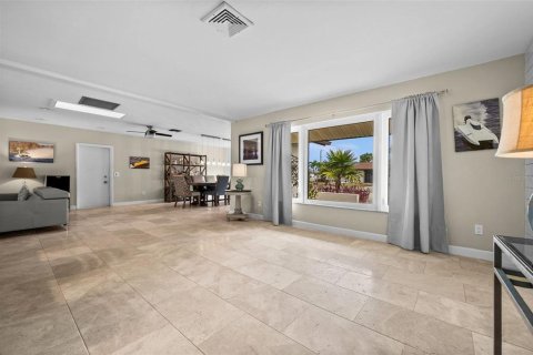 House in Fort Myers, Florida 3 bedrooms, 210.7 sq.m. № 2212663 - photo 9