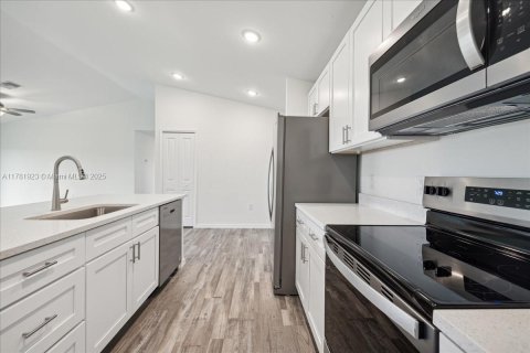 Casa en venta en Cape Coral, Florida, 4 dormitorios, 164.16 m2 № 1798865 - foto 6