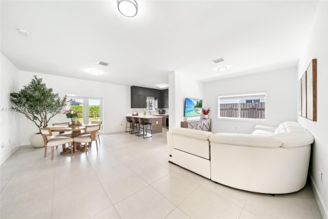 House in Homestead, Florida 5 bedrooms, 180.04 sq.m. № 1976524 - photo 6