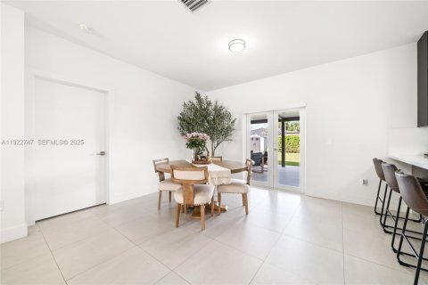 House in Homestead, Florida 5 bedrooms, 180.04 sq.m. № 1976524 - photo 8