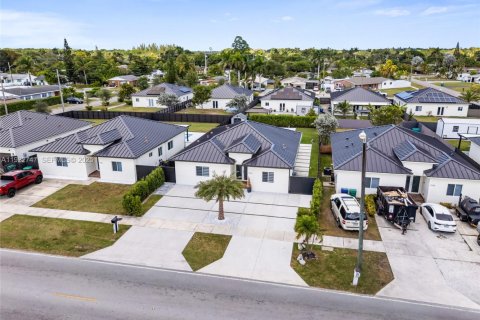 House in Homestead, Florida 5 bedrooms, 180.04 sq.m. № 1976524 - photo 3