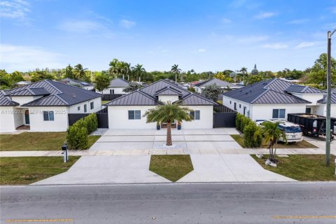 House in Homestead, Florida 5 bedrooms, 180.04 sq.m. № 1976524 - photo 2