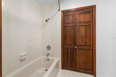 House in Gainesville, Florida 4 bedrooms, 317.91 sq.m. № 2098180 - photo 29