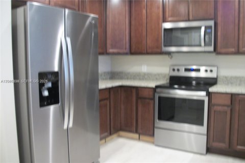 Condo in Miami Lakes, Florida, 1 bedroom  № 2247793 - photo 2
