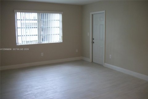Condo in Miami Lakes, Florida, 1 bedroom  № 2247793 - photo 9