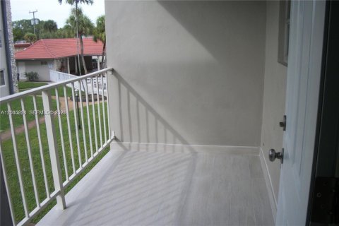 Condo in Miami Lakes, Florida, 1 bedroom  № 2247793 - photo 15