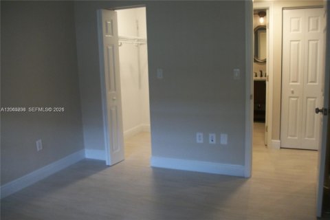 Condo in Miami Lakes, Florida, 1 bedroom  № 2247793 - photo 14