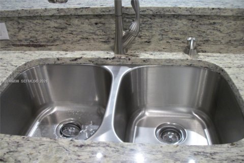 Condo in Miami Lakes, Florida, 1 bedroom  № 2247793 - photo 7