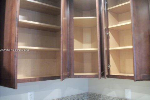 Condo in Miami Lakes, Florida, 1 bedroom  № 2247793 - photo 6