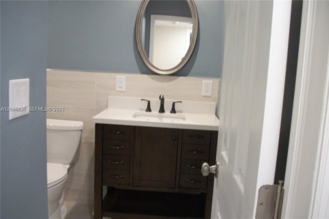 Condo in Miami Lakes, Florida, 1 bedroom  № 2247793 - photo 11