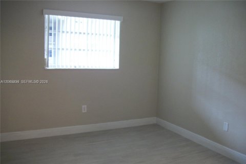 Condo in Miami Lakes, Florida, 1 bedroom  № 2247793 - photo 12