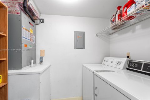 Condo in Greenacres, Florida, 2 bedrooms  № 1779969 - photo 17