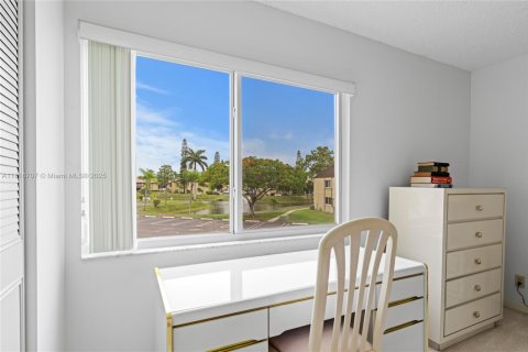 Condo in Greenacres, Florida, 2 bedrooms  № 1779969 - photo 10