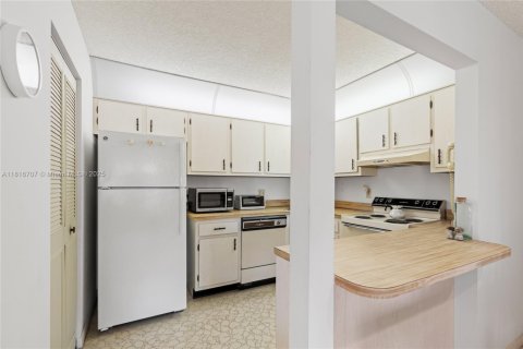 Condo in Greenacres, Florida, 2 bedrooms  № 1779969 - photo 16