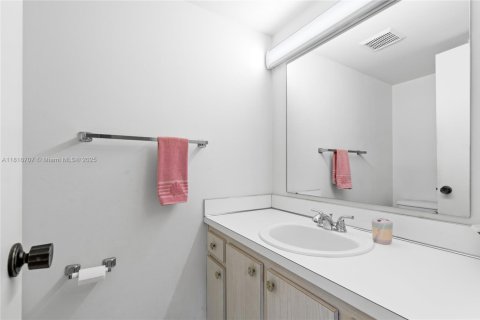 Condo in Greenacres, Florida, 2 bedrooms  № 1779969 - photo 12