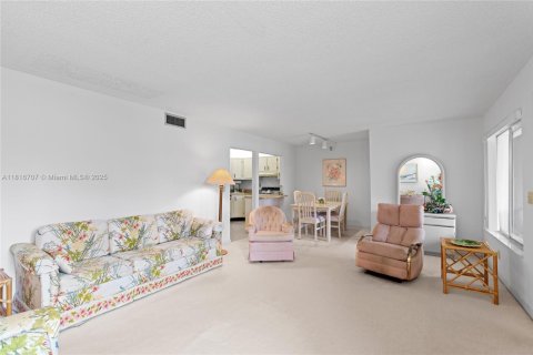 Condo in Greenacres, Florida, 2 bedrooms  № 1779969 - photo 7