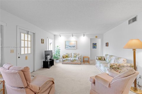 Condo in Greenacres, Florida, 2 bedrooms  № 1779969 - photo 6