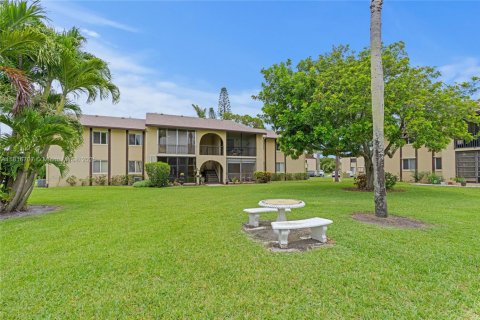 Condo in Greenacres, Florida, 2 bedrooms  № 1779969 - photo 1