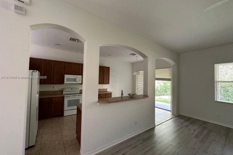 Villa ou maison à louer à Weston, Floride: 4 chambres, 201.78 m2 № 1972391 - photo 4