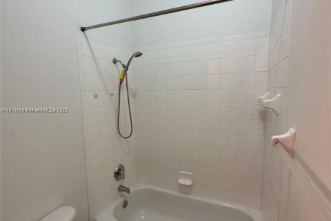 Villa ou maison à louer à Weston, Floride: 4 chambres, 201.78 m2 № 1972391 - photo 10