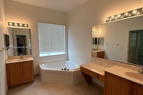 Villa ou maison à louer à Weston, Floride: 4 chambres, 201.78 m2 № 1972391 - photo 8