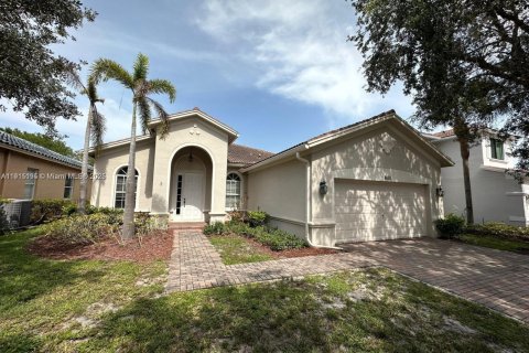 Villa ou maison à louer à Weston, Floride: 4 chambres, 201.78 m2 № 1972391 - photo 1