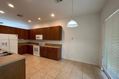 Villa ou maison à louer à Weston, Floride: 4 chambres, 201.78 m2 № 1972391 - photo 3