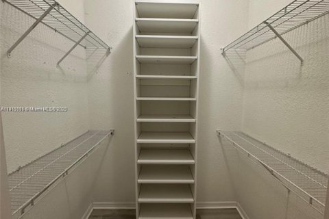 Villa ou maison à louer à Weston, Floride: 4 chambres, 201.78 m2 № 1972391 - photo 7