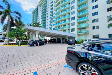 Condo in Sunny Isles Beach, Florida, 1 bedroom  № 2082528 - photo 13