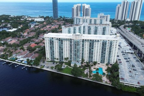 Condo in Sunny Isles Beach, Florida, 1 bedroom  № 2082528 - photo 23