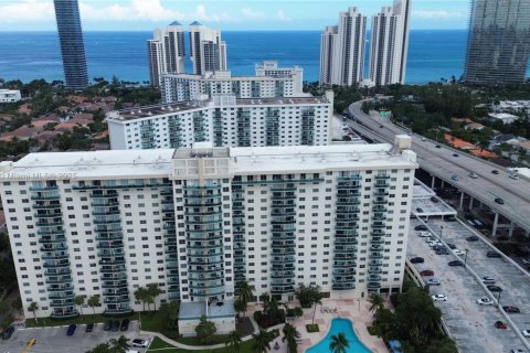 Condo in Sunny Isles Beach, Florida, 1 bedroom  № 2082528 - photo 22