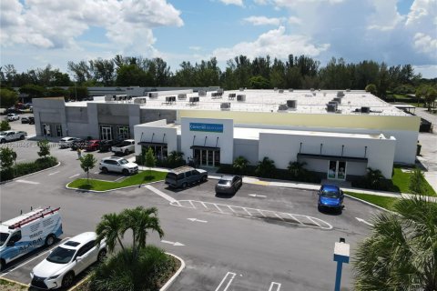 Купить коммерческую недвижимость в Хомстед, Флорида № 1959274 - фото 2