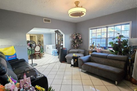 House in Florida City, Florida 4 bedrooms, 188.31 sq.m. № 2046310 - photo 3